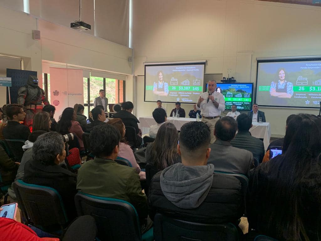 El empujón que le da el Sena a su negocio Fieles a su misión de brindar oportunidades para salir adelante a los colombianos, el Sena lanzó la semana pasada una convocatoria denominada Fondo Emprender, mediante el cual apoyará a empresarios con un préstamo de hasta 20 millones de pesos con las tasas de interés más bajas del mercado, con el fin de darle un empujón a los emprendimientos seleccionados.