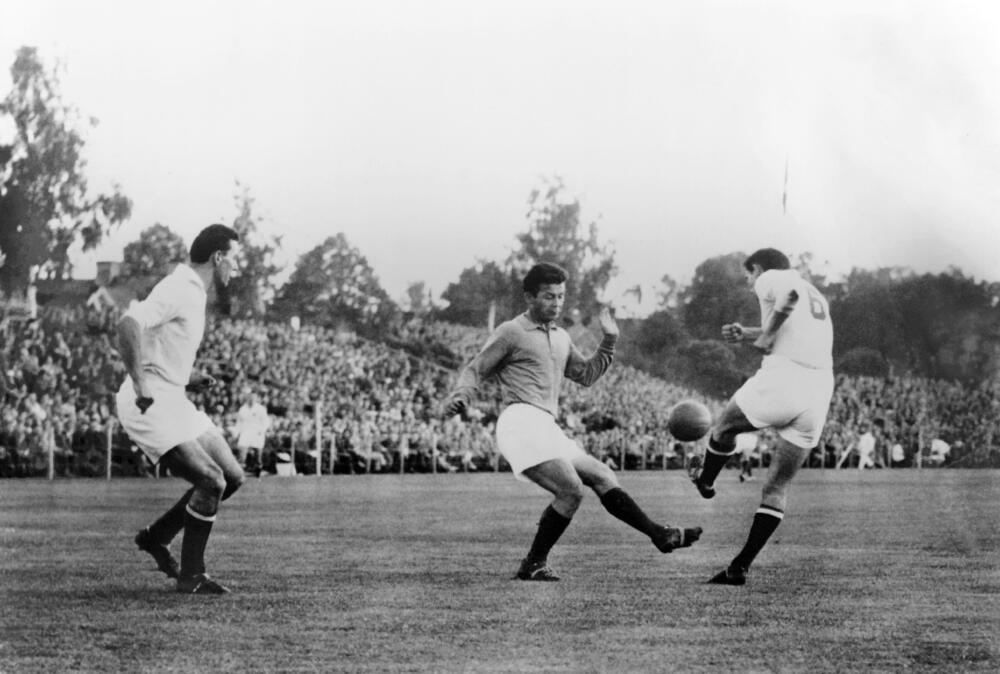 El fútbol está de luto: murió la leyenda de los mundiales, Just Fontaine El francés Just Fontaine, el jugador que tiene el récord de goles en una misma fase final del Mundial de fútbol con 13 dianas, murió a los 89 años, informó su familia a la AFP este miércoles.