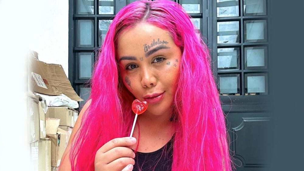 El impactante look de Yina Calderón En las últimas horas, la empresaria de fajas y DJ de guaracha, Yina Calderón apareció luciendo su nuevo look.