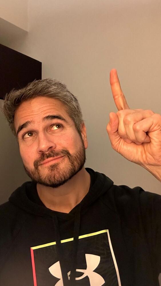 El incómodo momento que vivió Daniel Arenas: mexicana lo quiso besar a la fuerza #ZonaRosa En las redes sociales circula el video del incómodo momento que tuvo que pasar el actor colombiano, Daniel Arenas, luego de que la actriz mexicana, Lyn May, intentara besarlo a la fuerza en pleno programa en vivo.