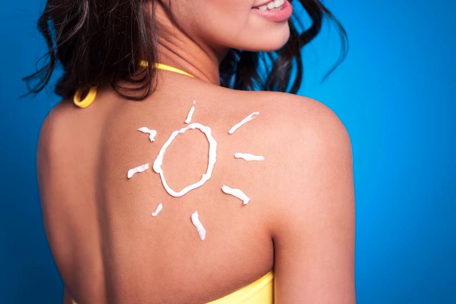 El protector solar, el mejor amigo de una piel sana Muchos dermatólogos dicen que el protector solar es el mejor antienvejecimiento que existe y no exageran, porque las personas que tienen el hábito de cuidar su piel tienen mejor aspecto con el paso de los años que las que no lo hacen.