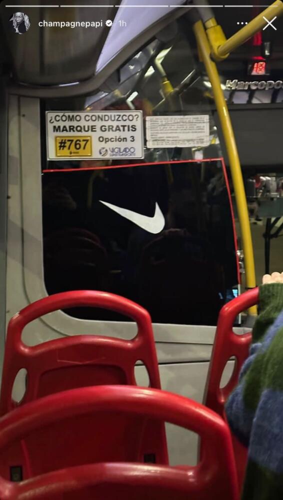 El rapero Drake lo primero que hizo al aterrizar en Bogotá fue subirse a TransMilenio Aubrey Drake Graham, el reconocido rapero Drake, aterrizó este jueves en Bogotá para cumplirle el compromiso a sus fans y presentarse en el Festival Estéreo Picnic de este año, y la primera publicación que hizo en su cuenta de Instagram fue una foto dentro de un TransMilenio.