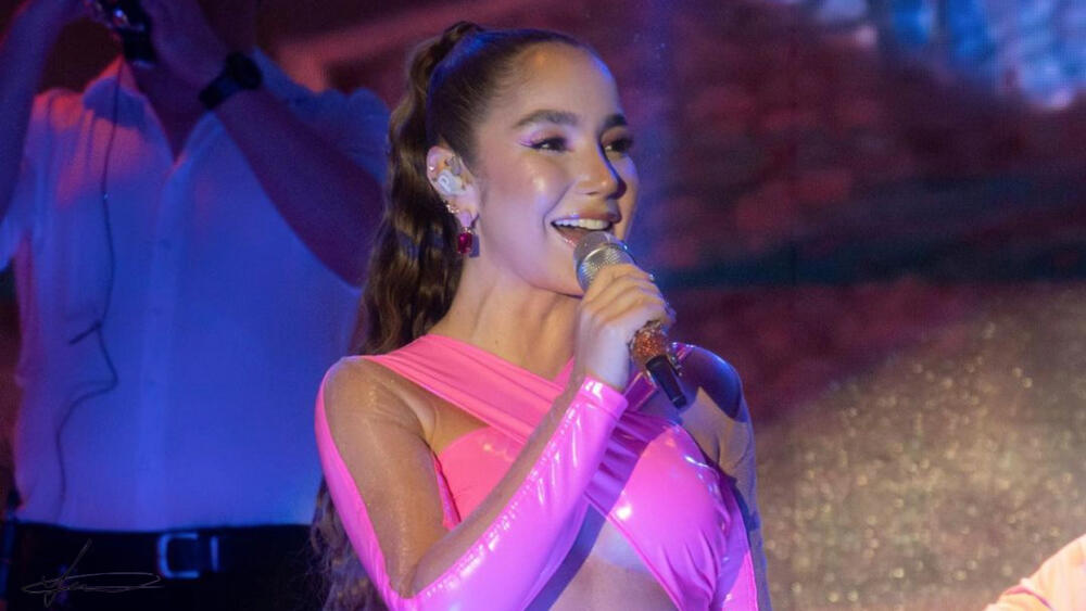 El sensual vestido con el que Paola Jara enamoró a sus fans A raíz de la última presentación de Paola Jara en Bogotá, la cual se realizó en el estadio El Campín, la artista compartió en sus redes sociales videos y fotos de este emotivo momento, al mismo tiempo que le agradecía a sus fans todo el apoyo que le han brindado.