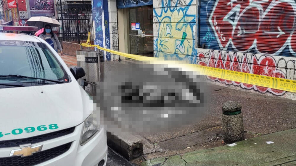 Alias 'J9', el reconocido exnarco que asesinaron en Barrios Unidos “Ay no, qué cosa tan horrible, llevo trabajando en esta esquina más de cinco años y nunca había pasado algo así. No puedo ni hablar bien de eso todavía, me dan muchos nervios. Eso fue como a las 7:30, más o menos. Pero fue muy raro porque nosotros no escuchamos los disparos, yo me di cuenta que había pasado algo por el escándalo de la gente y alcancé a ver a un tipo vestido de oscuro corriendo, dicen que esa persona fue la que disparó y se fue como Pedro por su casa, tranquilo, camuflado entre la confusión y el susto de todos. El señor quedó ahí tirado con el paraguas que llevaba y nadie pudo ayudarlo, murió de una”, fue el angustiante relato de una comerciante ambulante que atestiguó, la mañana de ayer, el crimen de Javier Marín Arboleda, alias ‘J9’, que tenía varios antecedentes por extorsión y estafa y quien, además, fue extraditado en 2011 a Estados Unidos por delitos relacionados con el narcotráfico.