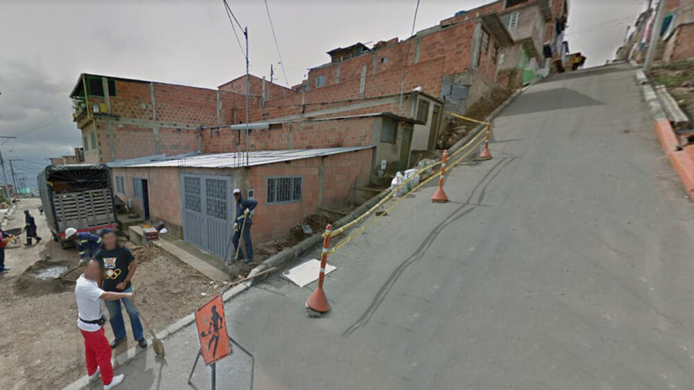 En sicariato acabaron con Johan en Ciudad Bolívar Las detonaciones que se escucharon la noche de este martes por una de las calles del barrio Santo Domingo, en la localidad de Ciudad Bolívar, fueron el presagio de lo que sería una larga noche para la familia de un joven de 27 años, quien fue el que recibió una de las balas.