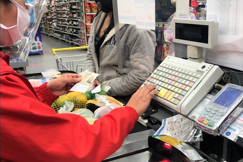 Entregarán más de 12 mil bonos canjeables por alimentos para personas con discapacidad ¿Cómo reclamarlo? La Subdirección para la Discapacidad de la Secretaría Distrital de Integración Social entregará 12.900 bonos canjeables por alimentos para personas con discapacidad que residan en cualquiera de las 20 localidades de Bogotá.