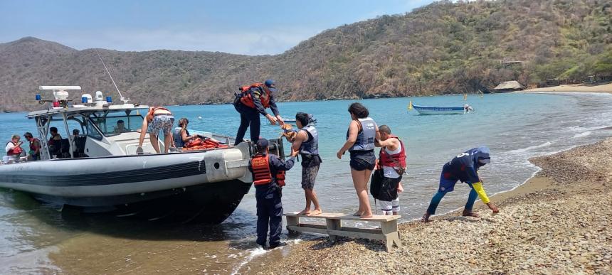 Estas son las dos turistas que murieron en accidente de lancha en el Tayrona 1 Estas son las dos turistas que murieron en accidente de lancha en el Tayrona Como María Camila Navales, de 20 años, y su suegra, Gloria Amparo Grisales, fueron identificadas las dos turistas que murieron ahogadas en el accidente de una lancha que se registró este fin de semana en el parque del Tayrona, en Santa Marta.