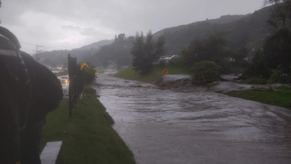 Estragos en Tocancipá: colapsó el sistema de alcantarillado En el momento, los municipios de Tocancipá y Gachancipá, tienen daños en el alcantarillado, por lo tanto, algunas viviendas han presentado inundaciones.