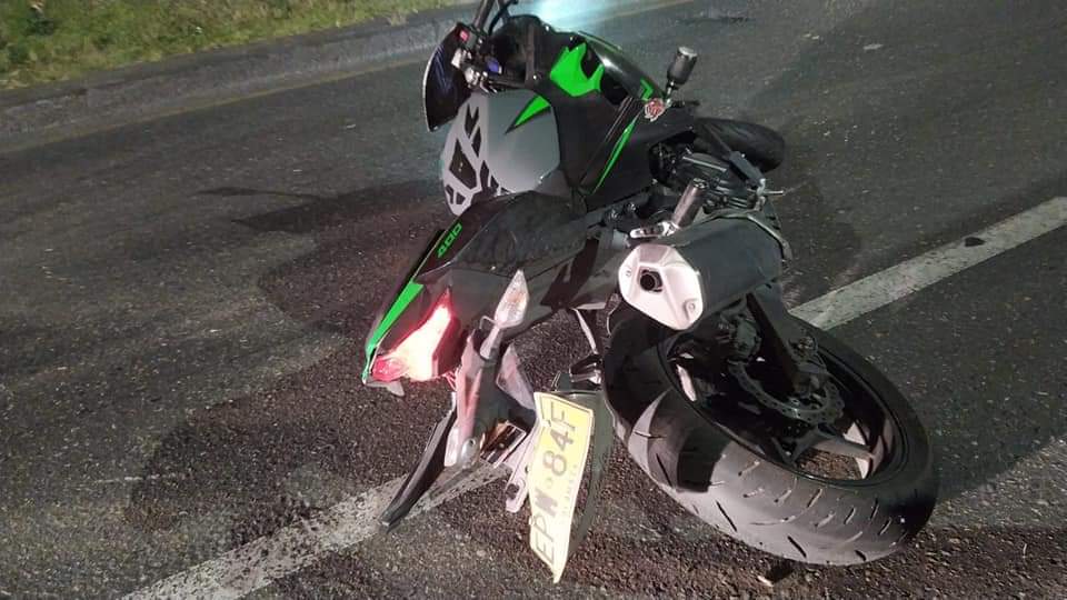 Aparatoso accidente de tránsito cobró la vida de una motera en el cruce de la Av. Boyacá con Av. Américas 1 Aparatoso accidente de tránsito cobró la vida de una motera en el cruce de la Av. Boyacá con Av. Américas Sobre la mañana de ayer una mujer que conducía una motocicleta falleció, luego de que perdiera el control del vehículo de dos ruedas y chocara contra una señal de tránsito.