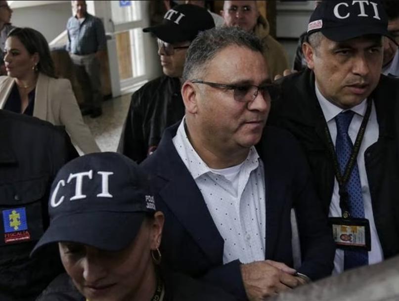Fiscalía imputa a exdirector de La Picota por beneficiar a un narcotraficante La Fiscalía General de la Nación presentó ante un Juez a César Augusto Ceballos Giraldo, exdirector de la cárcel La Picota de Bogotá, como uno de los presuntos responsables de realizar diferentes maniobras para beneficiar a un condenado por tráfico de estupefacientes.