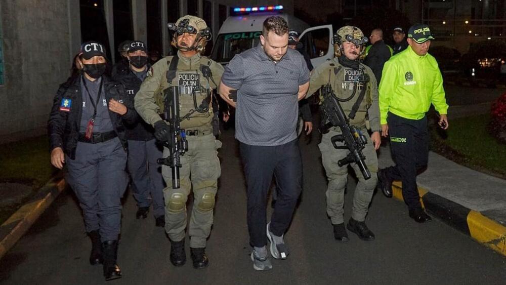 La brutal golpiza que habría recibido John Poulos en La Picota En redes anda circulando una foto en la cual aparece John Poulos con varias heridas y golpes en su rostro, producto de una golpiza que habría recibido al interior de La Picota.