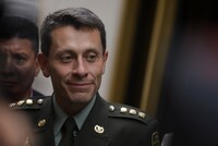 Gran polémica: El General Henry Sanabria habló sobre casos de VIH dentro de la Policía  El director de la Policía, general Henry Sanabria, ha sido nuevamente blanco de las críticas, luego de que en una entrevista revelara que en la institución hay cerca de 12.000 uniformados con VIH, y los relacionara con la comunidad LGBTIQ.
