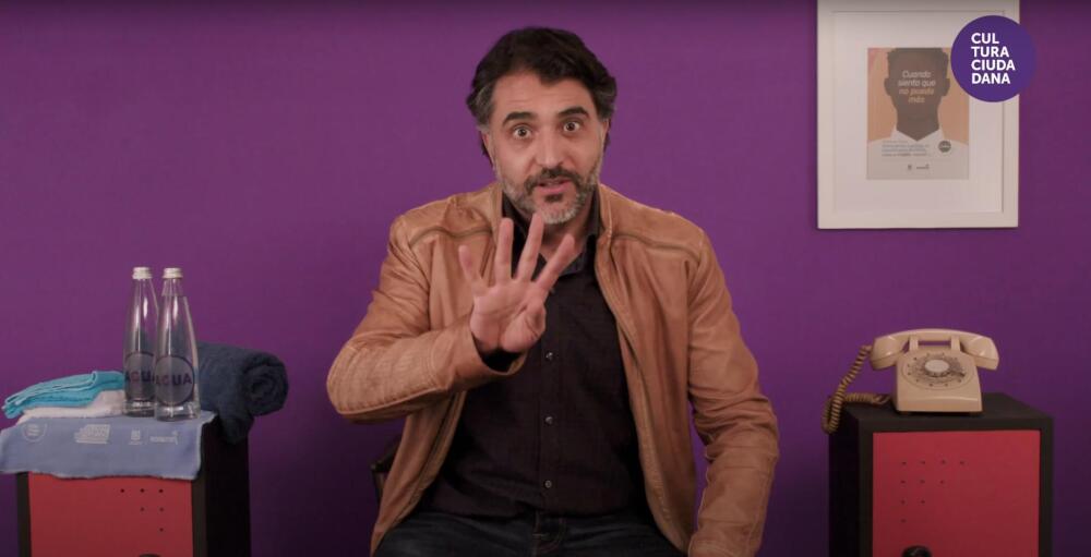 Guía virtual pa’ los hombres con delantal Por eso la subsecretaría de Cultura Ciudadana lanzó esta semana la escuela virtual ‘A cuidar se aprende’, una estrategia para que los hombres aprendan a lidiar con labores diarias como lavar el baño o cuidar de los niños en casa.