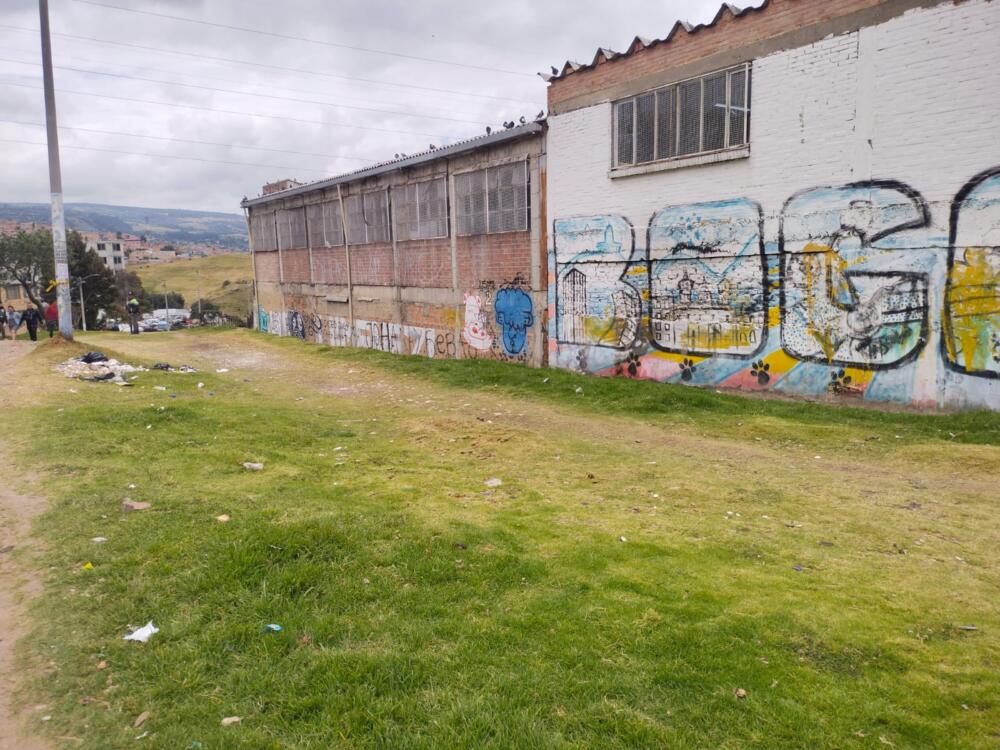 Hallan cadáver incinerado detrás de Colegio en Usme El cuerpo de un hombre fue hallado incinerado a pocos metros de un colegio en la localidad de Usme. Los estudiantes fueron quienes presenciaron el atroz hecho {link}