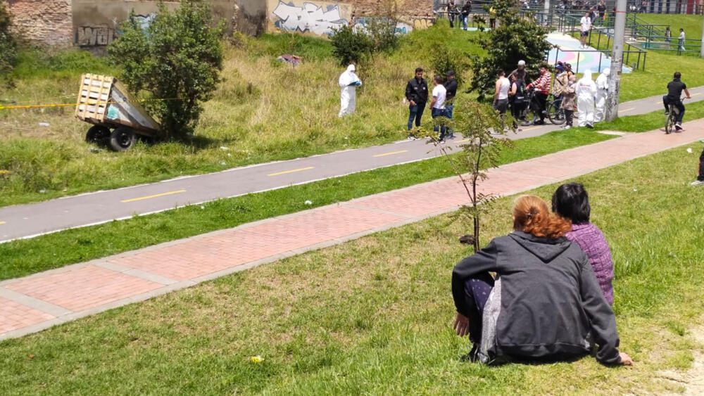 Hallan cuerpo abandonado en Tunjuelito: presenta signos de tortura Los habitantes del barrio Abraham Lincoln de la localidad de Tunjuelito, al sur de la capital, se encuentran consternados por el hallazgo de un cuerpo en una de sus calles, el cual presentaba signos de tortura y estaba amordazado.