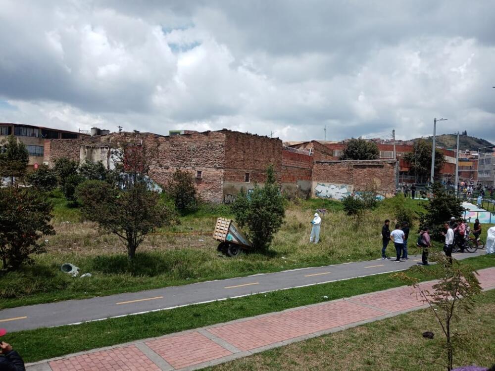Hallan cuerpo abandonado en Tunjuelito: presenta signos de tortura 2 Hallan cuerpo abandonado en Tunjuelito: presenta signos de tortura Los habitantes del barrio Abraham Lincoln de la localidad de Tunjuelito, al sur de la capital, se encuentran consternados por el hallazgo de un cuerpo en una de sus calles, el cual presentaba signos de tortura y estaba amordazado.