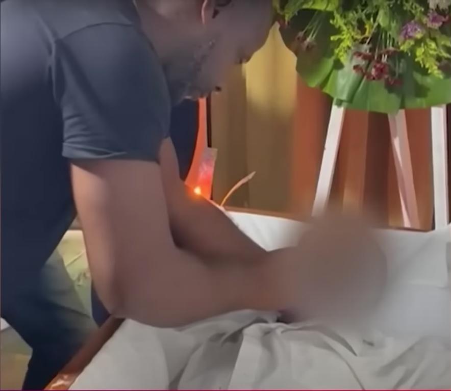 Hombre dado por muerto revive en medio de su funeral 1 Hombre dado por muerto revive en medio de su funeral El insólito hecho tuvo lugar en República Dominicana, cuando en medio de su funeral un hombre resucitó en su ataúd, y hasta se levantó a comer.
