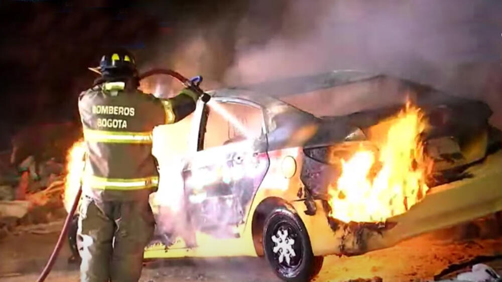 Hombre golpeó a su esposa y quemó su taxi en Kennedy Un nuevo caso de violencia intrafamiliar tuvo lugar en la localidad de Kennedy, donde un hombre, en medio de una discusión con su esposa, la agredió brutalmente, le prendió fuego a su taxi y amenazó con quemar la casa donde vivían.
