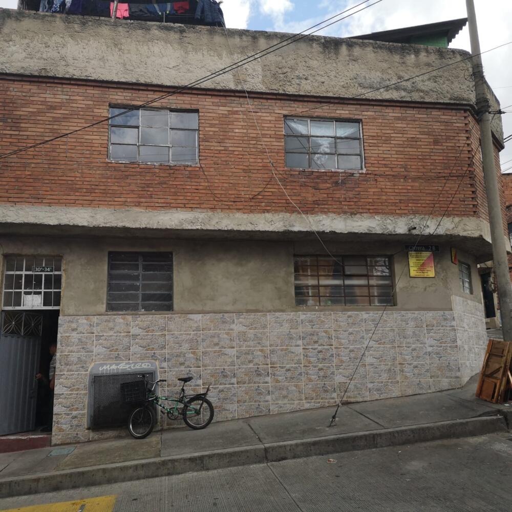 Homicidio dentro de una vivienda en Bello Horizonte 1 Homicidio dentro de una vivienda en Bello Horizonte En una de las esquinas del barrio Bello Horizonte (San Cristóbal), en horas de la mañana de ayer se encontraban manchados con sangre unos pedazos de madera, un cajón que contenía una gorra, una camiseta de Colombia, y algunas cartas de póker, estas cosas daban cuenta del atroz crimen que se había perpetrado el día anterior dentro de una de las viviendas del sector.