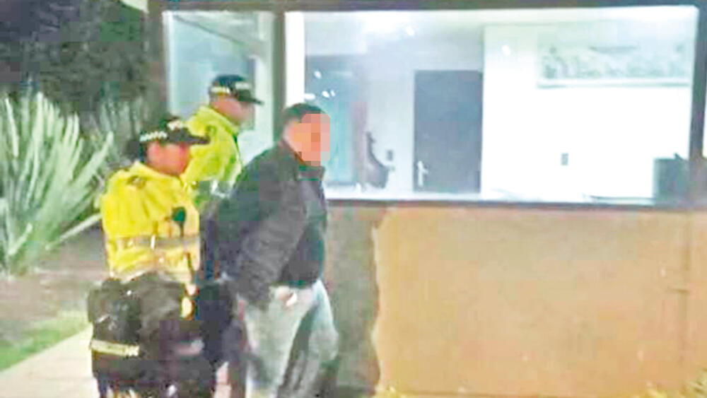 Infame golpiza a cantante de música popular en el sur de Bogotá La denuncia de la joven cantante de música popular de 22 años, Alisson Villalba, sobre la brutal agresión de la que fue víctima por parte de un conocido ha generado gran conmoción en las redes sociales.
