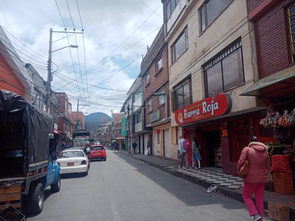 Joven baleado en un bar de Rafael Uribe 1 Joven baleado en un bar de Rafael Uribe Un disparo le puso fin al foforro que se celebraba en el segundo piso de un establecimiento comercial ubicado en la vía principal del barrio Marco Fidel Suárez (Rafael Uribe), pasadas las 12:00 a.m. de este domingo.