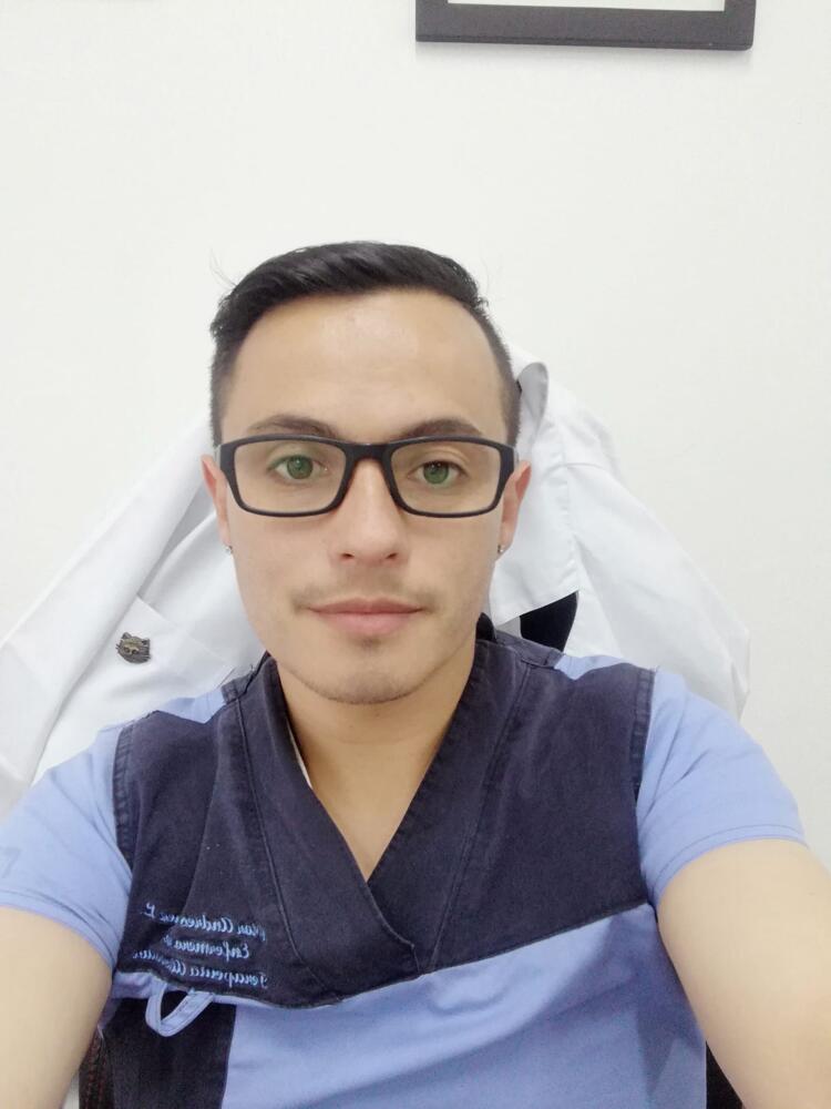 Este era el joven esteticista hallado muerto en su apartamento en Chapinero 2 Este era el joven esteticista hallado muerto en su apartamento en Chapinero En la tarde de este lunes fue hallado el cuerpo inerte de un hombre (de 38 años) dentro de la vivienda que habitaba, en pleno corazón de Chapinero. El cadáver fue hallado por familiares del difunto, quienes presentían que algo ocurría tras varios días sin tener ningún contacto con el hombre.