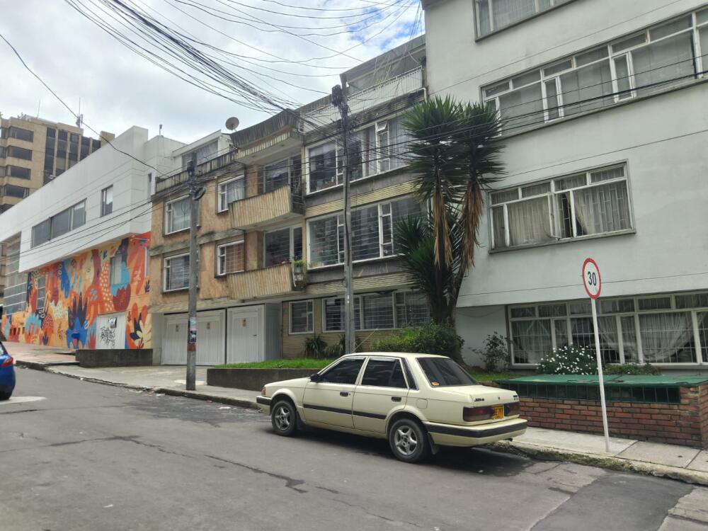 Este era el joven esteticista hallado muerto en su apartamento en Chapinero 1 Este era el joven esteticista hallado muerto en su apartamento en Chapinero En la tarde de este lunes fue hallado el cuerpo inerte de un hombre (de 38 años) dentro de la vivienda que habitaba, en pleno corazón de Chapinero. El cadáver fue hallado por familiares del difunto, quienes presentían que algo ocurría tras varios días sin tener ningún contacto con el hombre.