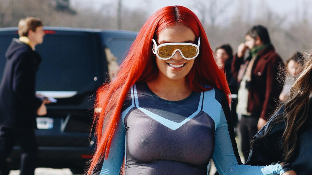 Karol G dejó poco a la imaginación en la Semana de la Moda en París Con la boca abierta dejó Karol G a los asistentes de la Semana de la Moda en París, al usar un vestido con gran transparencia.
