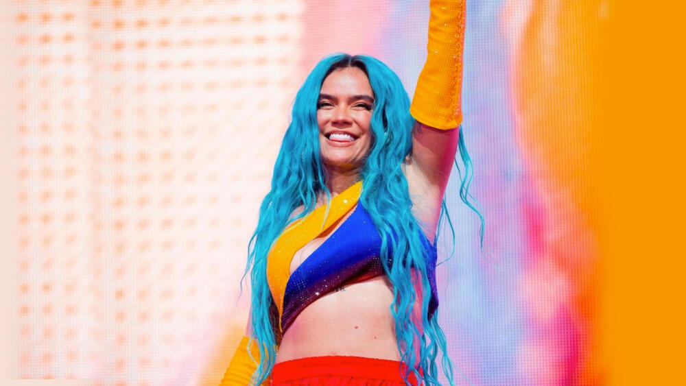 Karol G detuvo su auto para consolar a una de sus fans Al parecer una de las fans de Karol G estaba atravesando por un ataque de pánico y la cantante no dudó en consolarla.