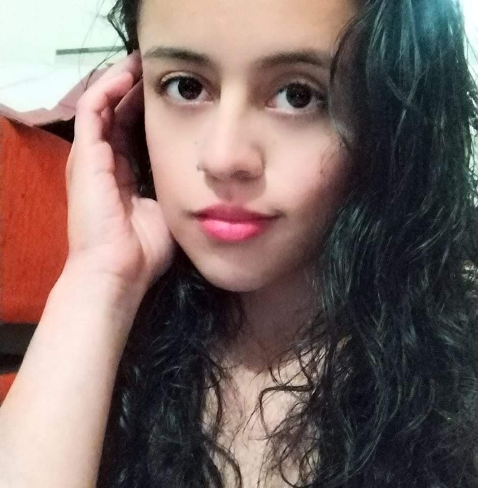María Camila, la joven que murió asfixiada con el cable de una plancha La muerte de una joven de tan solo 24 años en la madrugada de ayer dejó perplejos a los residentes del barrio Ciudad Londres en la localidad de San Cristóbal. Y es que no es para menos, pues los vecinos se preguntaban qué le había ocurrido si es que horas antes la habían visto con vida y gozando de una aparente buena salud. 