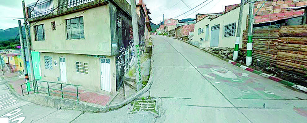 María Camila, la joven que murió asfixiada con el cable de una plancha La muerte de una joven de tan solo 24 años en la madrugada de ayer dejó perplejos a los residentes del barrio Ciudad Londres en la localidad de San Cristóbal. Y es que no es para menos, pues los vecinos se preguntaban qué le había ocurrido si es que horas antes la habían visto con vida y gozando de una aparente buena salud. 