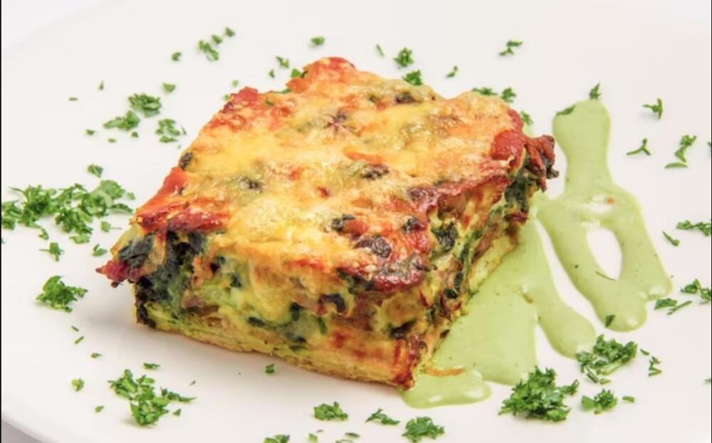 Lasagna de berenjena, una delicia que te va a gustar El origen de la lasaña se remonta al siglo I d. C. y fue Apicio, un gastrónomo romano y supuesto autor del libro de recetas en latín “De re coquianaria”, quien se refirió por primera vez a la receta de la lasaña, aunque no era tal y como la conocemos ahora.