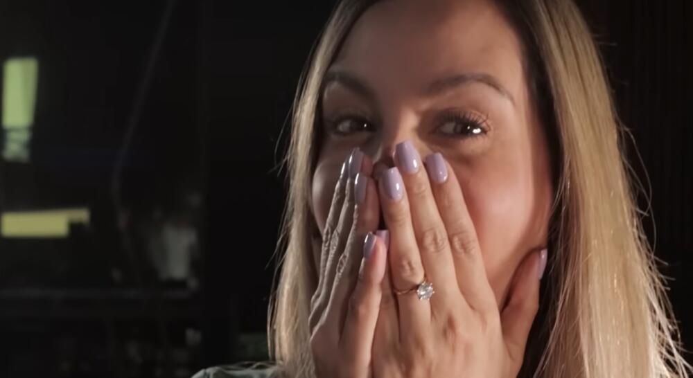 Laura Acuña recibió un anillo de compromiso en pleno programa Laura Acuña dejó a más de uno sorprendido al recibir un anillo de compromiso en pleno programa.
