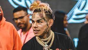 Le dieron brutal golpiza a reconocido rapero dentro de un gimnasio 1 Le dieron brutal golpiza a reconocido rapero dentro de un gimnasio La brutal agresión de la que fue víctima el rapero Tekashi 6ix9ine al interior de un gimnasio, quedó registrado en varios videos de cámaras de seguridad, los cuales le están dando la vuelta a internet debido a la sevicia con la que actuaron sus agresores.