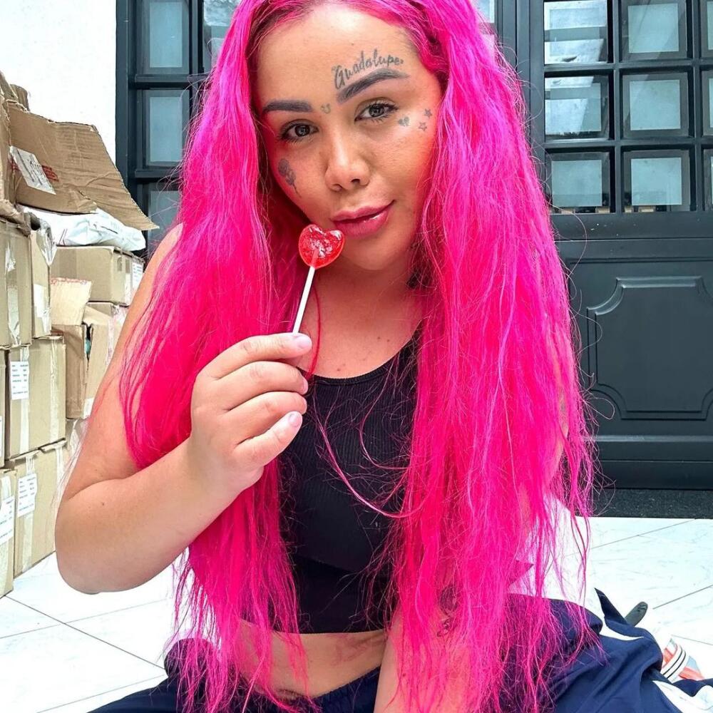 Le llueven críticas a Yina Calderón tras el estreno de su nueva canción La polémica y extravagante Yina Calderón causó una ola de críticas y comentarios luego del lanzamiento de su nueva canción titulada 'Beso de tres'.