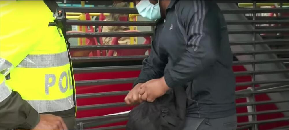 Le pusieron tatequieto a 'el Bufandas': vestía elegante y robaba en TM Un elegante delincuente que vestía de trajes para pasar desapercibido en el transporte público y poder cometer sus delitos, fue capturado por las autoridades en las últimas horas y ahora deberá responder por los múltiples hurtos que cometía.