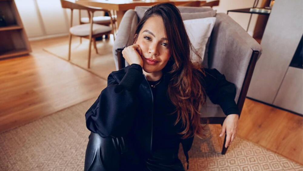 Lina Tejeiro confesó por qué le va mal en el amor La actriz Lina Tejeiro, quien se ha alejado bastante de sus seguidores y cada vez es menos frecuente ver que comparta historias en su cuenta de Instagram, ha querido mantener al margen de la opinión pública lo que ocurrió con su más reciente relación sentimental con el cantante Juan Duque. Sin embargo, este noviazgo fue bastante público y polémico por cuenta de las indirectas que ambos se mandaban por redes sociales, tanto previo a la relación como cuando todo acabó.
