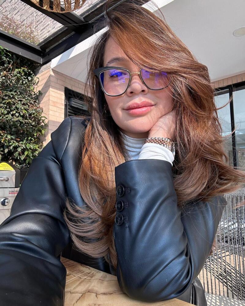 Lina Tejeiro confesó por qué le va mal en el amor La actriz Lina Tejeiro, quien se ha alejado bastante de sus seguidores y cada vez es menos frecuente ver que comparta historias en su cuenta de Instagram, ha querido mantener al margen de la opinión pública lo que ocurrió con su más reciente relación sentimental con el cantante Juan Duque. Sin embargo, este noviazgo fue bastante público y polémico por cuenta de las indirectas que ambos se mandaban por redes sociales, tanto previo a la relación como cuando todo acabó.
