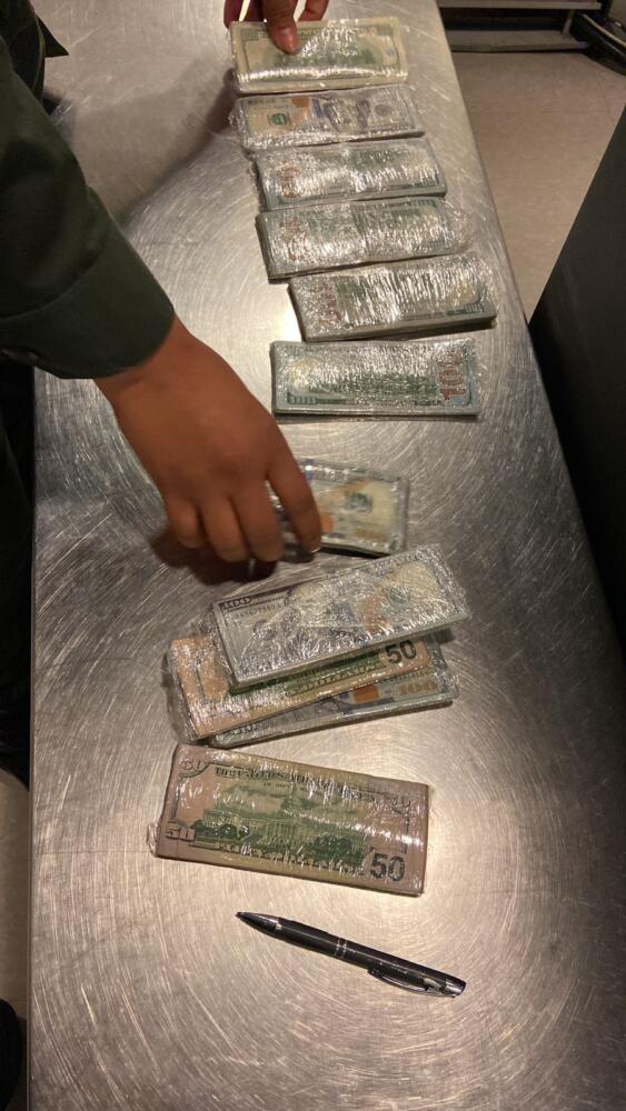 Lo agarraron con 60 mil dólares en su entrepierna en el aeropuerto El Dorado Un hecho de no creer se registró en las últimas horas en el aeropuerto internacional El Dorado. Un viajero, proveniente de Cúcuta, fue requerido por las autoridades aeroportuarias al verle un paquete sospechoso en la entrepierna.