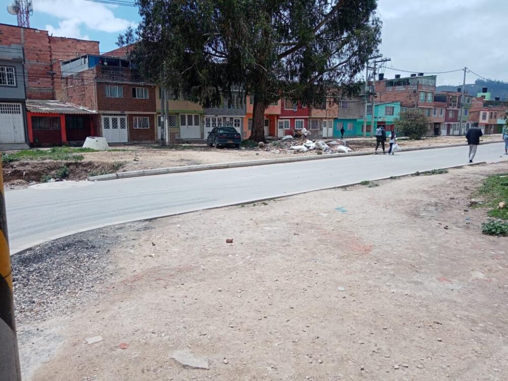 Lo asesinaron con palos y piedras en Soacha Un joven de 25 años fue la víctima de un ataque realizado por dos mujeres y un hombre, en el barrio Llanos, del municipio de Soacha.