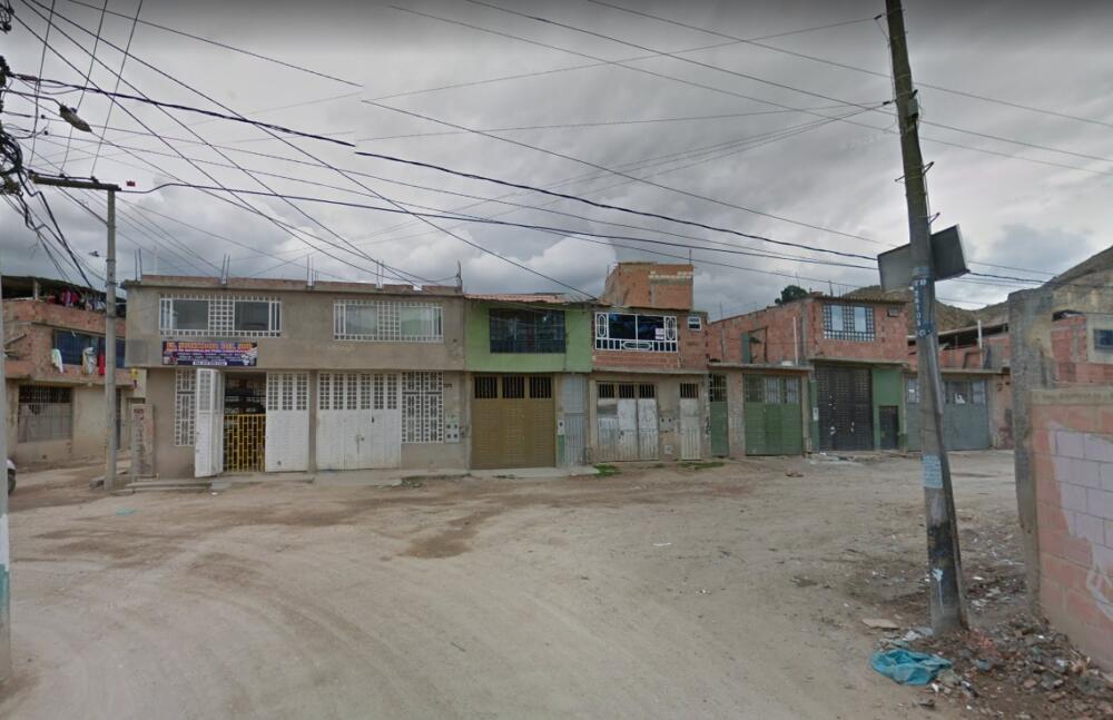 Lo asesinaron con una roca en Soacha El hombre, conocido en el barrio como 'El Veneco' fue hallado sin vida y con una herida en su cabeza en una de las calles del sector Balcón Real 2, en Soacha.