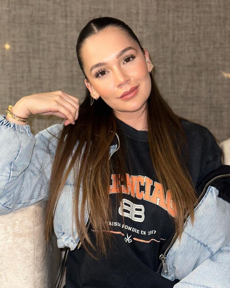 Lo que se sabe de la relación entre Lina Tejeiro y El Mindo Desde que el viernes Lina Tejeiro publicó una foto en sus redes sociales de unas rosas con una romántica dedicatoria firmada por un tal 'Armando', los chismosos comenzaron a especular y a relacionar a la actriz con el creador de contenido El Mindo.