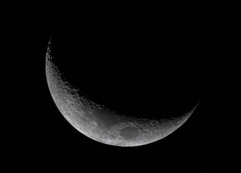 Los chinos encontraron reservas secretas de agua en la Luna Un grupo de científicos chinos descubrieron que los cristales que se encuentran en la superficie de la Luna guardan agua en su interior, lo que podría representar una importante reserva para futuras actividades en el satélite natural.