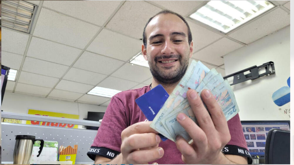 Más bancos se unen para bajar tasas de interés: pille cómo lo beneficia Tras la decisión de Bancolombia de bajar sus tasas de interés del 46% al 25%, en las últimas horas se unieron a esta decisión el Grupo Aval y los bancos de Occidente y de Bogotá.
