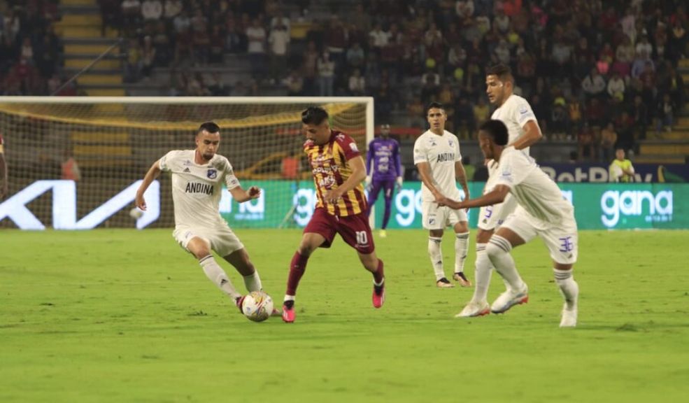 Millonarios dejó escapar el triunfo ante el Tolima y empató 1 a 1 Millonarios dejó escapar el liderato en su visita al Deportes Tolima en Ibagué y al final del encuentro un gol de los pijaos dejó el marcador en tablas.