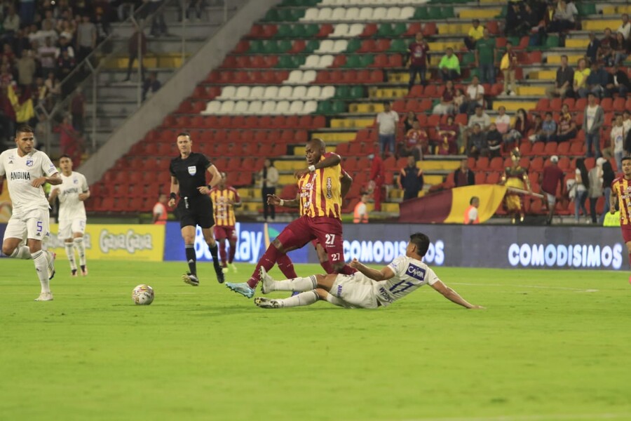 Millonarios dejó escapar el triunfo ante el Tolima y empató 1 a 1 1 Millonarios dejó escapar el triunfo ante el Tolima y empató 1 a 1 Millonarios dejó escapar el liderato en su visita al Deportes Tolima en Ibagué y al final del encuentro un gol de los pijaos dejó el marcador en tablas.