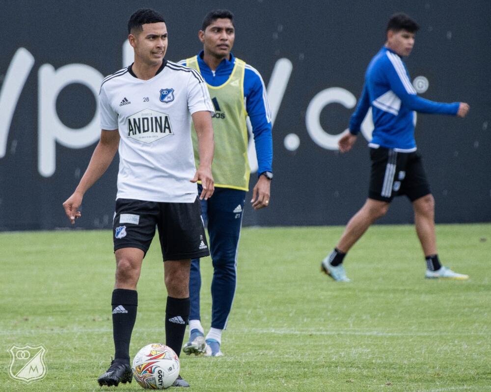 Millonarios recuperó a Stiven Vega y Luis Carlos Ruíz para enfrentar al Bucaramanga Millonarios viajó a Bucaramanga con la ilusión de traerse los tres puntos del estadio Alfonso López y para lograr este objetivo, el equipo azul volverá a contar con el delantero Luis Carlos Ruíz y el mediocampista Stiven Vega.