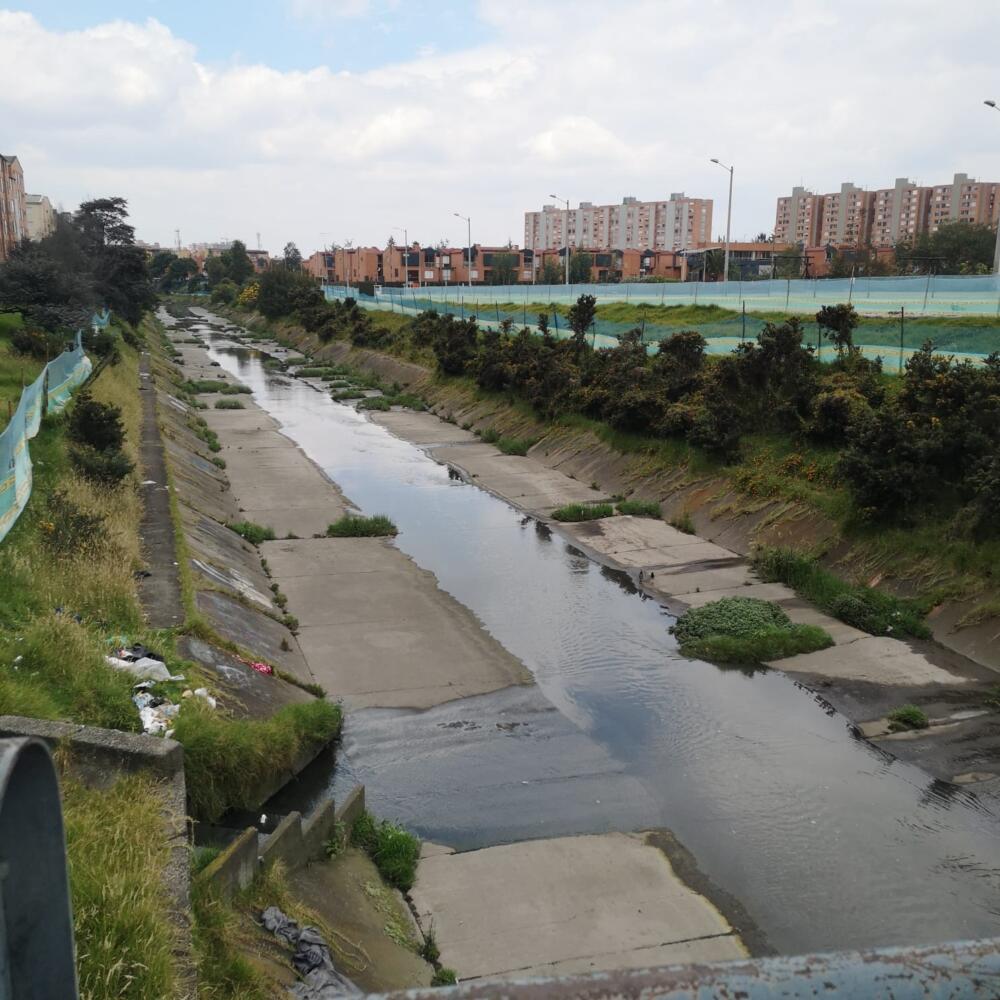 Misterioso hallazgo en caño de Suba En la tarde de este sábado los residentes del barrio San Rafael, en Suba, quedaron consternados al ver a la policía y a investigadores de criminalística en el sector. La razón de esta inusual situación se debía a que había encontrado al interior del canal de aguas que cruza por este sector el cuerpo de un hombre.