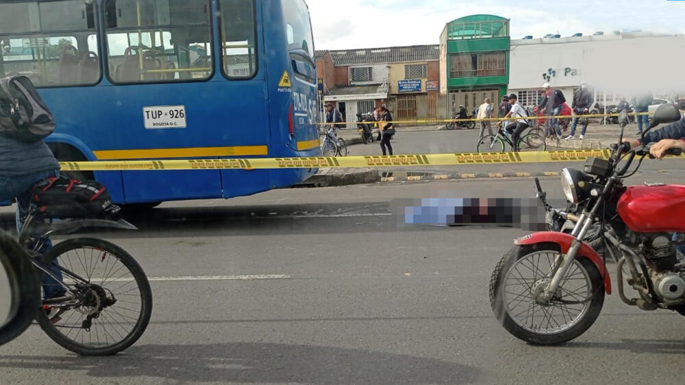 Motociclista murió tras chocar con un Sitp Un lamentable accidente de tránsito se registró este jueves sobre la avenida Las Américas con carrera 70B, sentido Occidente - Oriente, entre un motociclista y un bus de Sitp. Desafortunadamente el motociclista perdió la vida tras el fuerte impacto que sufrió con el vehículo de transporte público.
