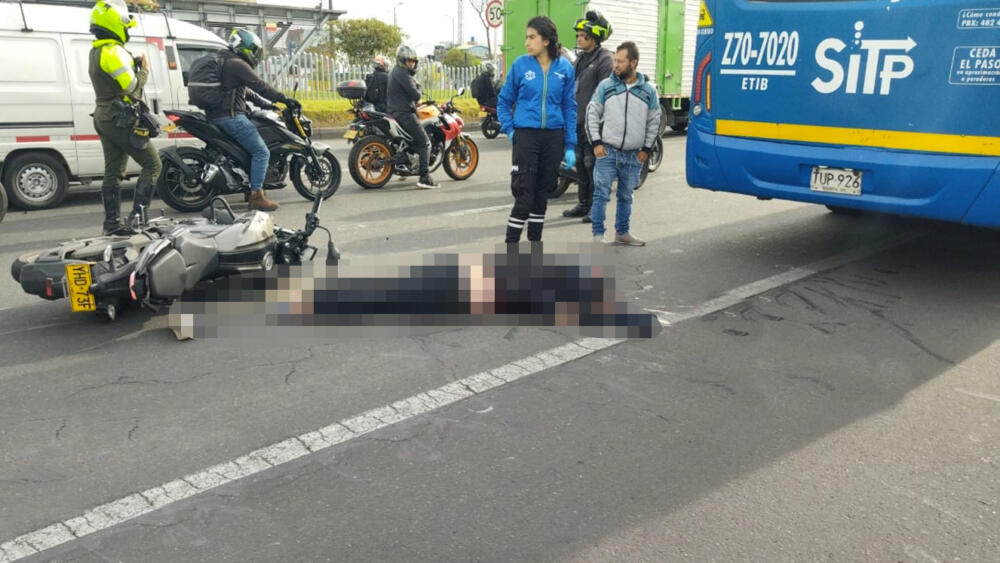 Motociclista murió tras chocar con un Sitp Un lamentable accidente de tránsito se registró este jueves sobre la avenida Las Américas con carrera 70B, sentido Occidente - Oriente, entre un motociclista y un bus de Sitp. Desafortunadamente el motociclista perdió la vida tras el fuerte impacto que sufrió con el vehículo de transporte público.